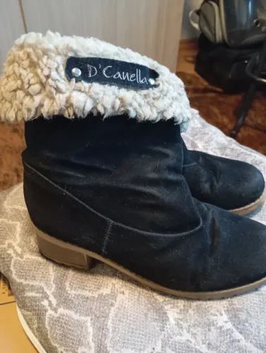 Bota de cano médio....com pelo interno...