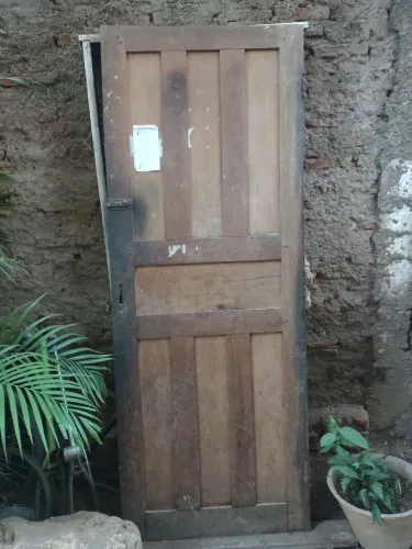 Porta de madeira maciça com portal