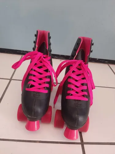 Patins 4 Rodas Retrô Oxer Dark Pink, modelo Quad.