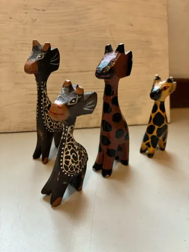Conjunto de girafas em madeira artesanato para colecionar
