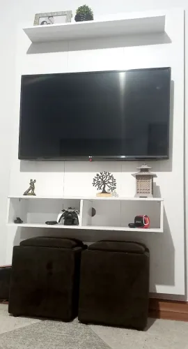 Painel suspenso para TV de até 42" branco - 1,80 Alt x 1,15 Larg