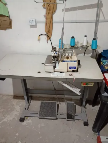 Máquina industrial de costura