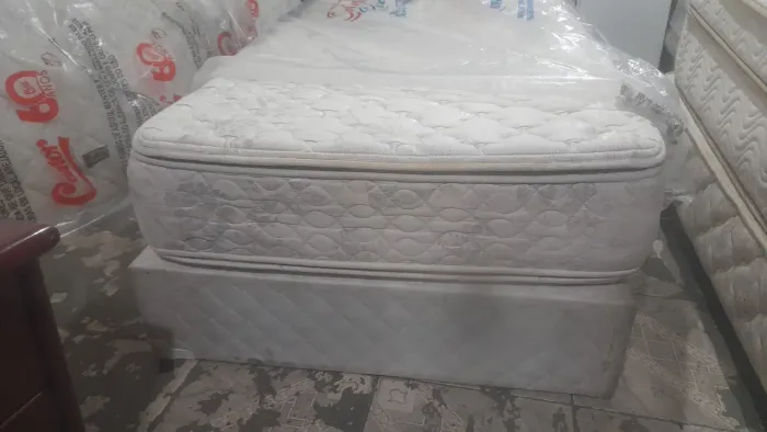 Vendo cama solteirão Box+Colchão semi novo top de linha entregamos ate 10km