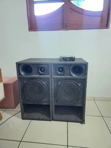 Vendo essas duas caixa de som com boca de 12vts 