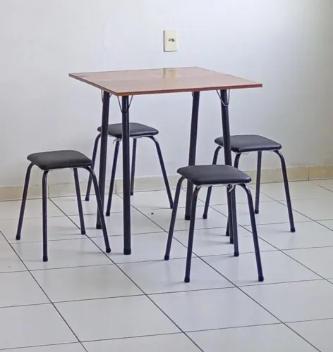 Mesa - 4 cadeiras.