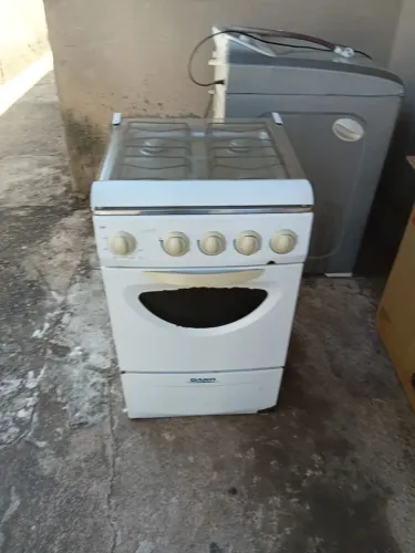 Vende-se fogão dako 4 bocas, em perfeito estado com uma pequena avaria em sua pintura 