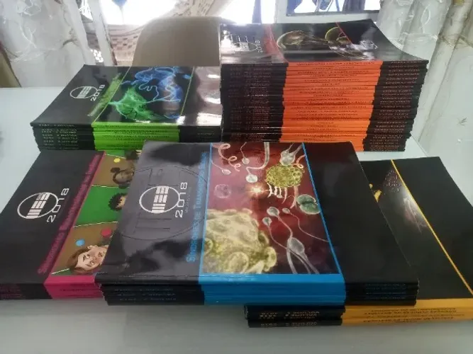 Apostilas e livros de medicina.