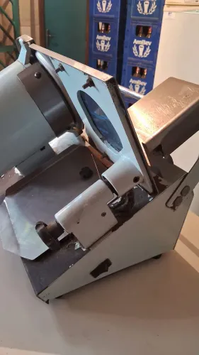 Fatiador de frios. otimiza o preparo dos alimentos e atende melhor os clientes.