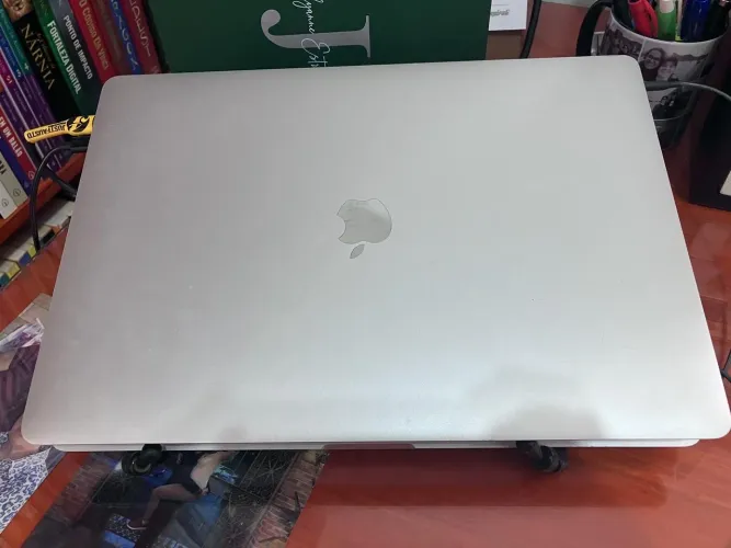 MacBook Pro 2017 15,4?