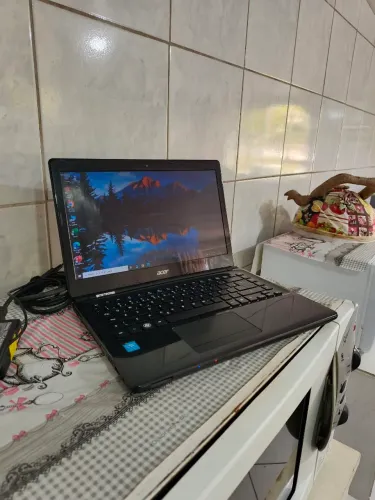 Notebook Acer com 4gb memória, ssd teclado novo, bateria nova, carregador original.