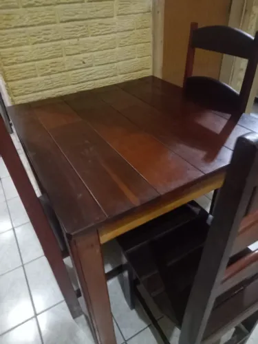 Mesa e cadeiras