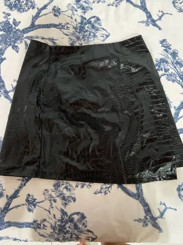 Saia preta estilo couro 