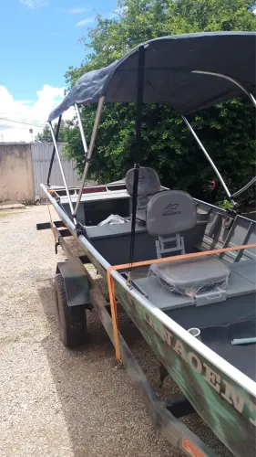 Vendo conjunto de pesca, barco 5.5m e carretinha reforçada.
