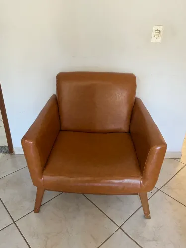 Poltrona base madeira 