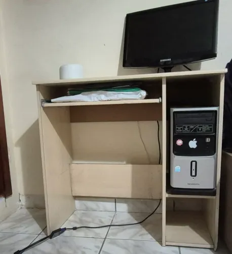 Mesa para computador com CPU 