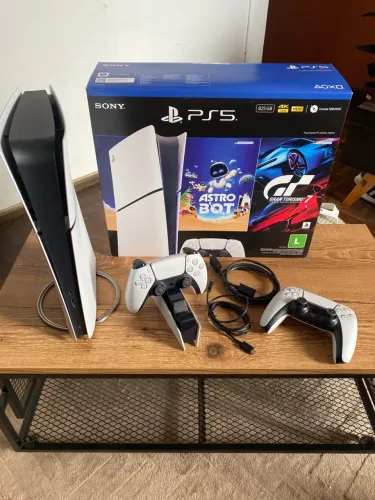 PS5 Slim Digital com 2 controles originais.
