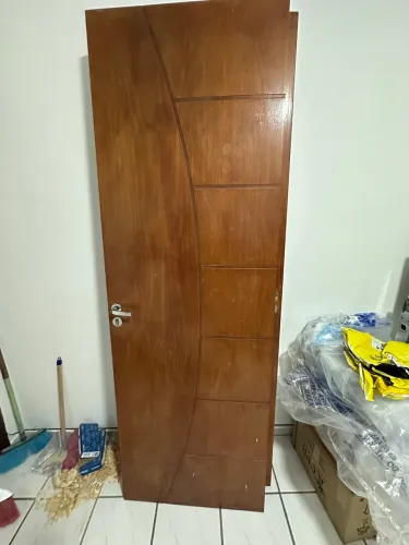Duas portas tamanho 2.10 X 0.70