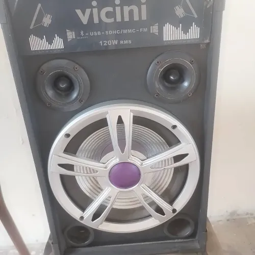 Vendo duas caixas de som com defeito, obs: ela ligaas não sai o som