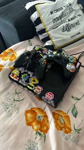 Vendo Xbox 360 semi novo 