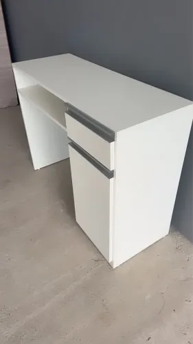 Vendo mesa manicure e cadeira 