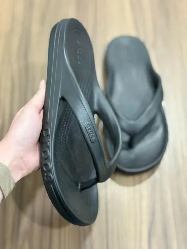 Chinelo Crocs EVA.