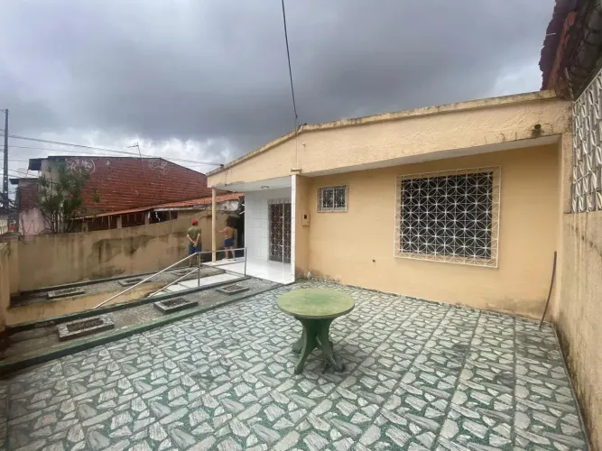 CASA A VENDA COM 03 QUARTOS