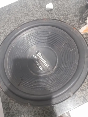 Vendo. Este falante de 12. De bobina dupla com pequenos furos no pano mas não Raja