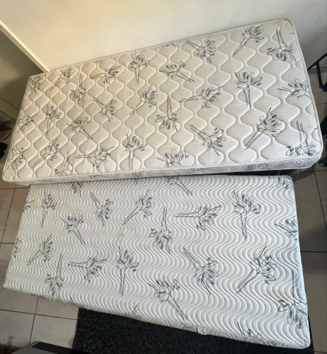 Cama de solteiro com cama auxiliar