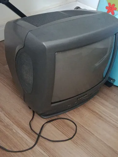 Tv de tubo Mitsubishi liga e desliga sozinha