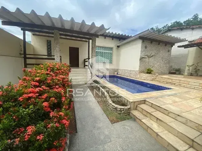 Casa em condomínio, com piscina e ampla área verde, localizada na Rua Geminiano Gois.