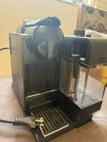 Nespresso F411 com Aeroccino / espumador de leite integrado