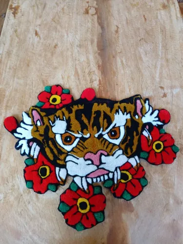 Tapete de Parede Tigre com Rosas
