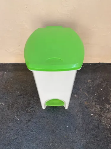 Lixeira pequena com pedal