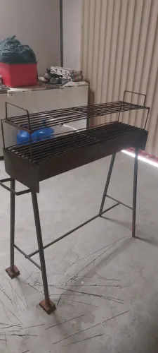 Churrasqueira para espetando usei por cinco meses esta a muito tempo guardada por isso o