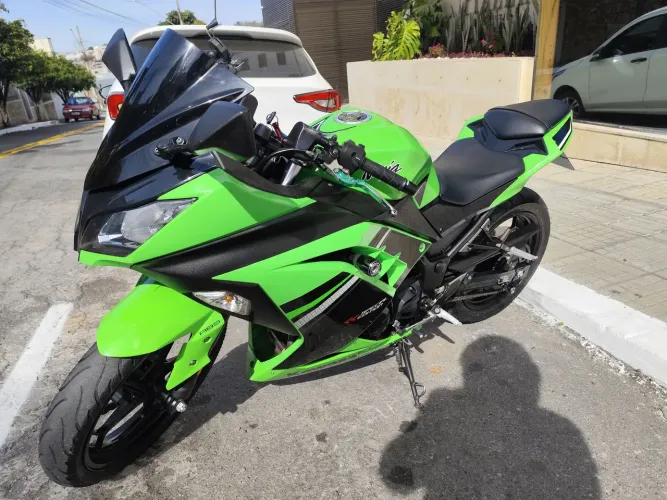Moto Kawasaki Ninja 2014, verde/preta