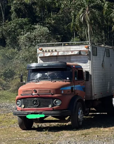 Caminhão bau Mercedes 1113