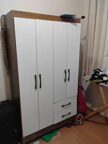 Guarda roupa pequeno