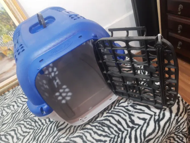 Vende- se carrinho de pet e caixa de transporte.