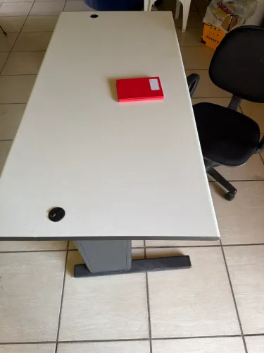 Mesa de escritório e cadeira