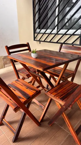 Mesa e cadeira de madeira