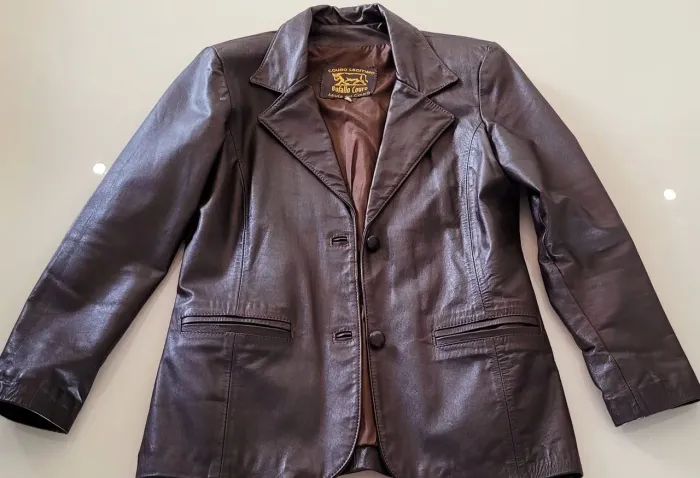 Blazer feminino em couro legítimo