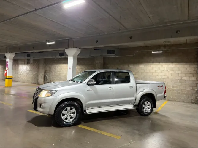 Toyota Hilux CD SRV D4-d 4X4 3.0 TDI Diesel AUT 2012