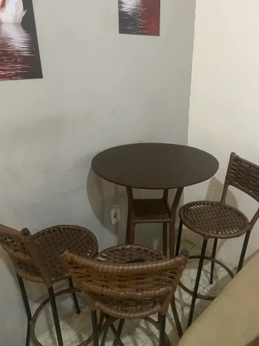 Linda mesa com 3 cadeiras