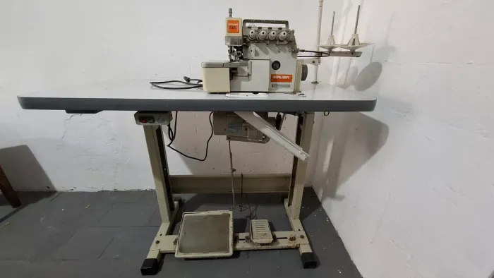 Máquina overlock Siruba