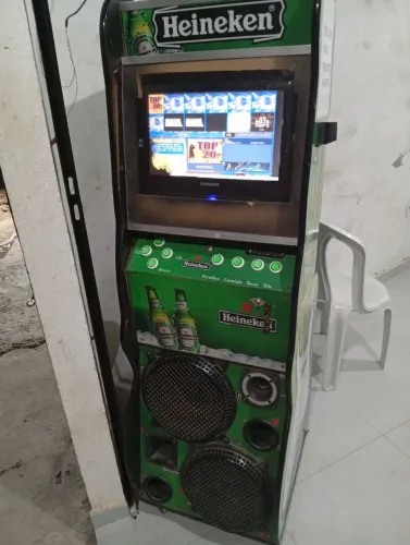 Vendo máquina de música com caraok