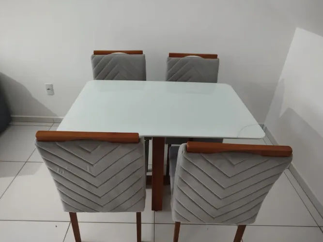 Mesa 4 lugares com tampo de vidro