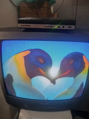 TV com aparelho de DVD mais CD em ótimo estado