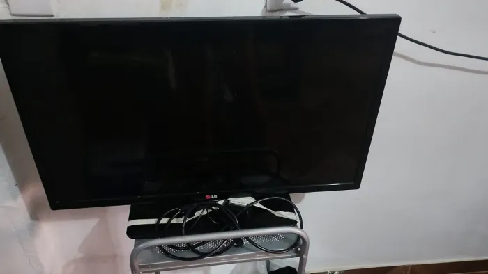 TV de 32 polegadas marca LG não é smartv só comprar conversor e um controle funcionando 