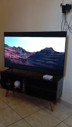 Vende-se TV 43 polegadas smart HQ. Com Raque