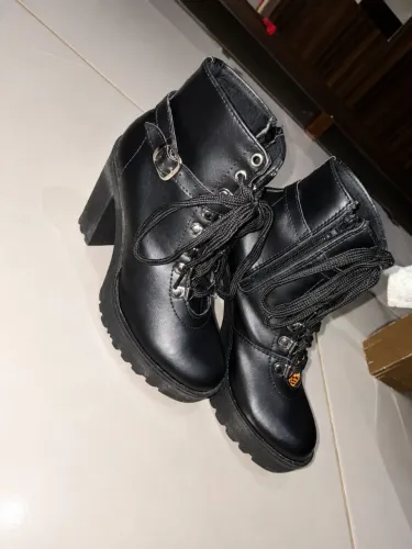 Bota preta feminina, cano curto,tamanho 36 - seminova